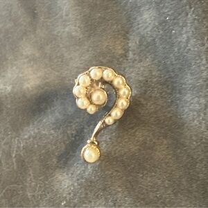 Elegant Gold and Pearl Brooch